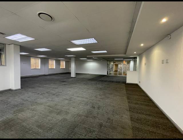 2,415M² OFFICE FOR SALE IN BRYANSTON